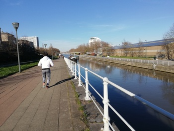 Joggen op de Biestebroekkaai, langsheen het kanaal in Anderlecht