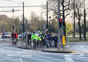 Fietsers op deTervurenlaan ter hoogte van de oude spoorwegbedding in Oudergem en Woluwe 