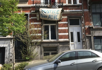 Een spandoek in Schaarbeek met 'Justice pour Adil', de tiener die stierf op de vlucht toen de politie controleerde of de coronamaatregelen nageleefd worden