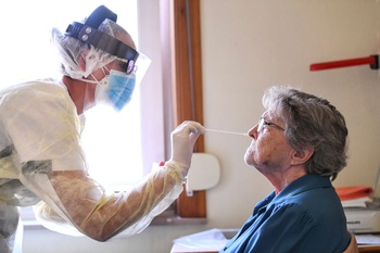 Een vrouw i.n een woonzorgcentrum wordt getest op het coronavirus dat de ziekte covid-19 veroorzaakt