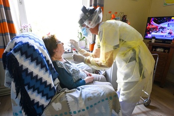 Een vrouw in een woonzorgcentrum wordt getest op het coronavirus dat de ziekte covid-19 veroorzaakt