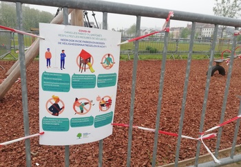 April 2020: de speeltuin in het park aan de Ninoofsepoort is afgesloten om de ziekte covid-19, veroorzaakt door het coronavirus, in te dijken 