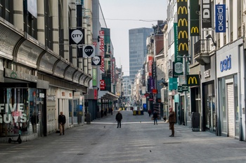 Door de coronacrisis op bevel van de overheid gesloten winkels in de Nieuwstraat