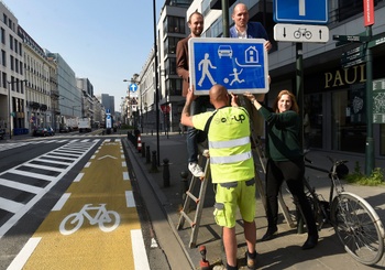 Vanaf 11 mei 2020 wordt de hele vijfhoek woonerf, een tijdelijke maatregel om social distancing mogelijk te maken Elke Van den Brandt, minister van mobiliteit, Brussels burgemeester Philippe Close Bart Dhondt