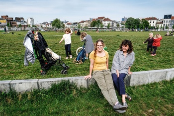 Vrienden in het park aan de Ninoofsepoort