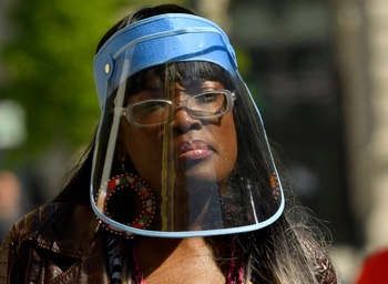  Een faceshield zoals je het steeds vaker ziet in het Brusselse straatbeeld als bescherming tegen het coronavirus