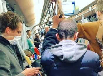 Een overvolle tram, ondanks de dreiging van het coronavirus