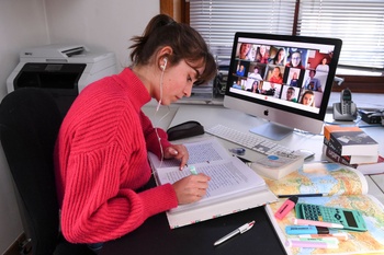Studenten en leerlingen volgen online lessen met hun laptop tijdens de coronacrisis