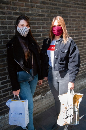 Terug naar school na de coronasluiting: Leunora en Kimberly met mondmasker