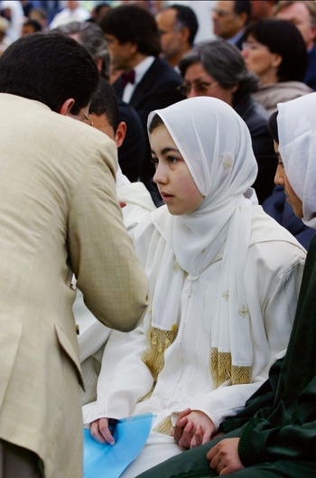 Begrafenis van Ahmed Isnasi en Habiba El Hajji, vermoord door hun racistische buurman in 2002: hun dochter Kenza