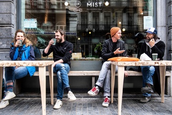 Koffierbar Ana Attento in de Ortsstraat: Liselotte en Jan drinken glunderend een koffie