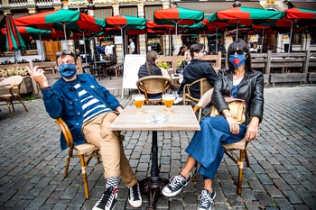 La Brouette op de Grote Markt is op 8 juni, de eerste dag na de lockdown van de coronacrisis weer geopend: Virginie (42) en Rodrigo (45) op het terras