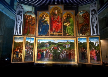 De triptiek van het Lam Gods van de gebroeders Van Eyck in de Sint-Baafskathedraal van Gent, met linksonder de kopie van het sinds 1934 verdwenen paneel met de 'rechtvaardige rechters'