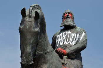 10 juni 2020: het ruiterstandbeeld van koning Leopold II op het Troonplein werd opnieuw beklad als aanklacht tegen zijn rol tijdens de kolonisering van Congo