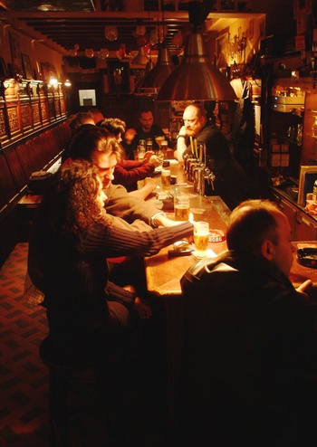 De legendarische barman Atlantis van Ardoewaan in 2005 achter de toog van Café Dada