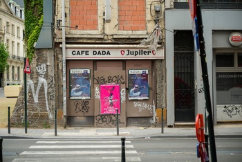 Het pand waarin café Dada huisde aan de Wolvengracht werd onteigend om het Vlaams-Nederlands Huis deBuren aan een achterhuis te helpen dat er helemaal nooit is gekomen (foto uit 2005)