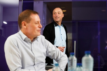 Wouter Vandenhaute (midden) en Karel Van Eetvelt, voorzitter en CEO van voetbalclub RSC Anderlecht, op een gezamenlijke perconferentie in het trainingscentrum van Neerpede