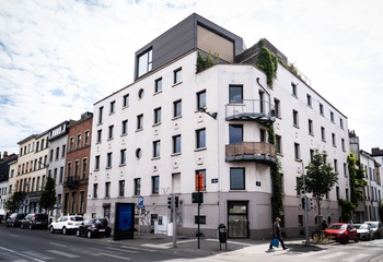 Côté KaNal, het appartementsgebouw aan de kleine westelijke ring op de Hoek van de Barthélémylaan en de Hopstraat