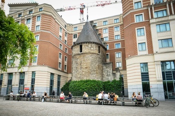 De Zwarte Toren aan het Sint-Katelijneplein is een overblijfsel van de eerste stadsmuur van Brussel