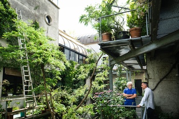 Kurt Custers, directeur circulaire economie en duurzame stad bij Leefmilieu Brussel, en Marcel Rijdams, architect en stadsactivist