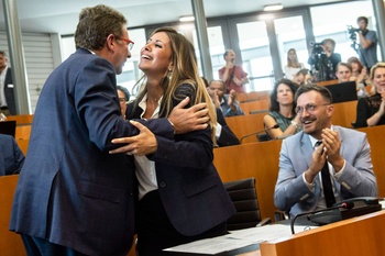 Nawal Ben Hamou (PS), Brussels Staatssecretaris, belast met Huisvesting en Gelijke Kansen (midden), minister-president Rudi Vervoort (PS) en Pascal Smet (onebrussels), Staatssecretaris voor Stedenbouw