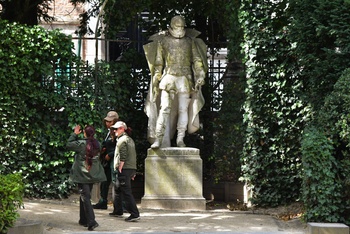 Het standbeeld van Willem van Oranje, oftewel Willem de Zwijger, in het park van de Kleine Zavel