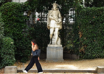 Het standbeeld van Philippe de Marnix de Sainte-Aldegonde in het park op de Kleine Zavel
