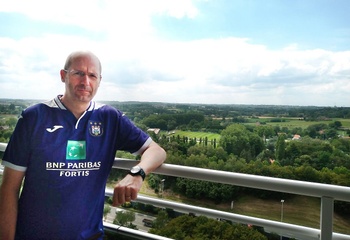 David Cuvelier op zijn balkon, voor het oefenveld van RSC Anderlecht in Neerpede