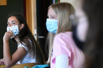 Jongeren met mondmasker in het middelbaar onderwijs