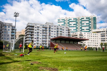 Een training van voetbalclub RWD Molenbeek in het Edmond Machtensstadion