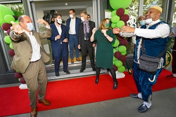 n Stalingrad Village, het tijdelijke winkeldorp tijdens de bouwwerken voor de toekomstige metrolijn 3, op 2 september 2020 met burgemeester Philippe Close en minister Elke Van den Brandt