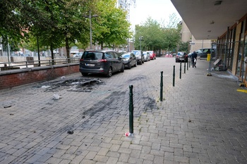 Schade in de Marollen: jongeren in de Krakeelwijk bestookten de brandweer met molotov-cocktails tijdens het weekend van 6 september 2020, met brandende auto's en afvalcontainers als gevolg. 