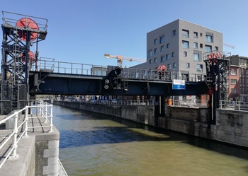 De Godshuizenbrug over het kanaal verbindt de Nijverheidskaai en de Mariemontkaai in Sint-Jans-Molenbeek, maar is defect