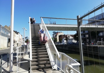 De Gosseliesbrug voor voetgangers en fietsers over het kanaal blijft ook steeds in de hoogste stand staan