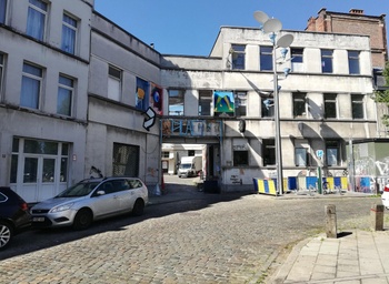 Recyclart, Vaartkapoen en Decoratelier huizen er naast elkaar, waardoor de Manchesterstraat in Sint-Jans-Molenbeek een cultuurstraat is geworden