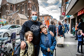 Erhan Demirci met zijn twee zonen aan basisschool Champagnat aan de Helmetsesteenweg