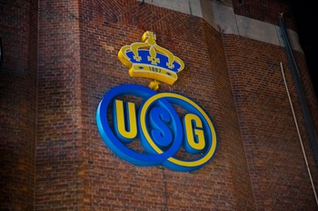 Het logo van Union Saint-Gilloise op het Joseph Marienstadion, naast het Dudenpark