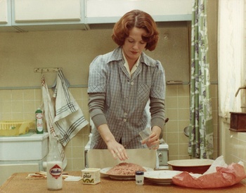 1723 jeanne-dielman-1975-001-delphine-seyrig-cooking-mince-00m-q25