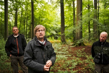 Kris Vandekerkhove (centraal), onderzoeker aan het Instituut voor Natuur en Bos, in het Zoniënwoud