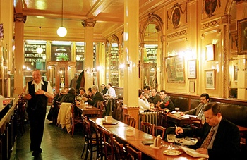 Café A la Mort Subite, sinds 1928 gevestigd aan de Warmoesberg. Deze foto dateert uit 1999