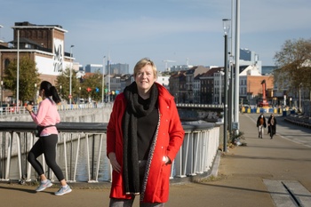 Tania Dekens, leidend ambtenaar bij de Brusselse welzijnsinstelling Iriscare