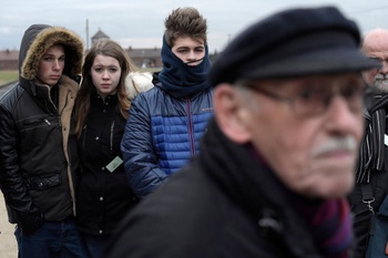 Holocaustslachtoffer Paul Sobol begeleidt in 2016 een 100-tal jonge leerlingen op herinneringsreis naar Auschwitz Birkenau