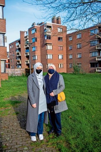 Buurtbewoners van de Versailleswijk in Neder-Over-Heembeek: Salma Ayachi (links op de foto)