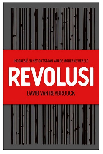 Revolusi van David Van Reybrouck is uitgegeven bĳ  De Bezige Bĳ , 638 blz., 39,99 euro