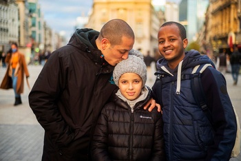 Al Zuber Mohammedali (rechts) uit Eritrea spoelde aan in Brussel na een lange, onmenselijke reis. Mehdi Kassou staat links op de foto.
