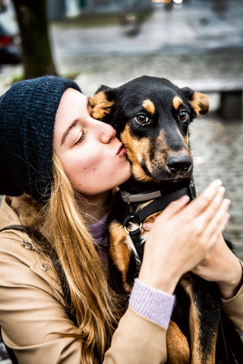 Manon Vandewalle (foto) en haar vriend Thibault Viaene kozen voor Ludo als huisdier: "Zonder thuiswerk hadden we nu geen hond gehad"
