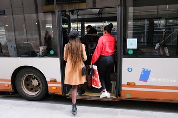 Passagiers stappen op een bus van de MIVB in Brussel