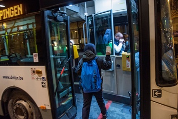 Een bus van de Vlaamse openbaar vervoersmaatschappij De Lijn in de Vlaamse Rand