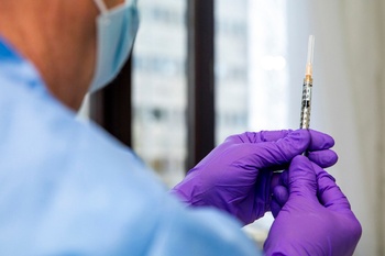 Vaccinatie van het ziekenhuispersoneel van het UZ Brussel met het Covid-19 vaccin van Pfizer-BioNTech op 19 januari 2021