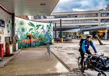 De site van de voormalige garage D’Ieteren. Met 20.000 vierkante meter bestrijkt ze tussen de Bergensesteenweg en de Heyvaertstraat een enorme oppervlakte in de Heyvaertwijk.